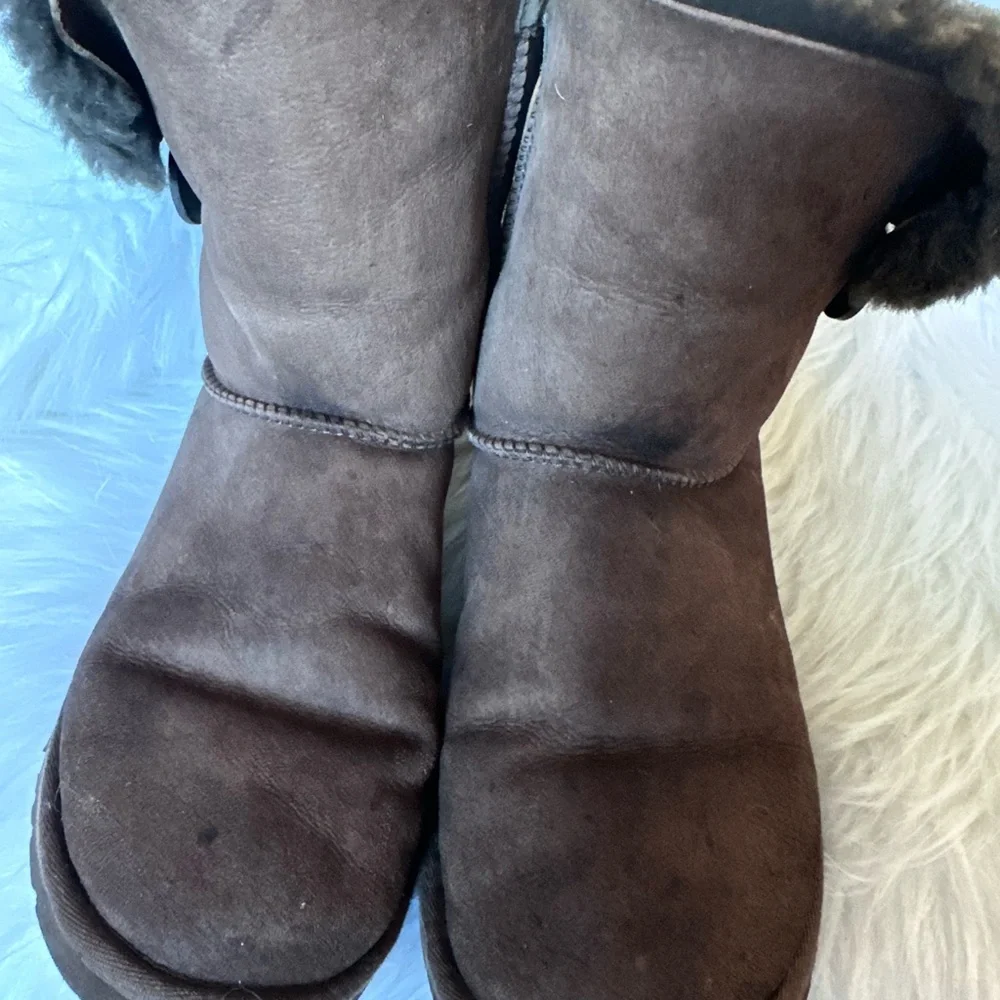 UGG Bailey Button Suede Waterproof Brown Womens Short Shearling Lined Boots Sz 9